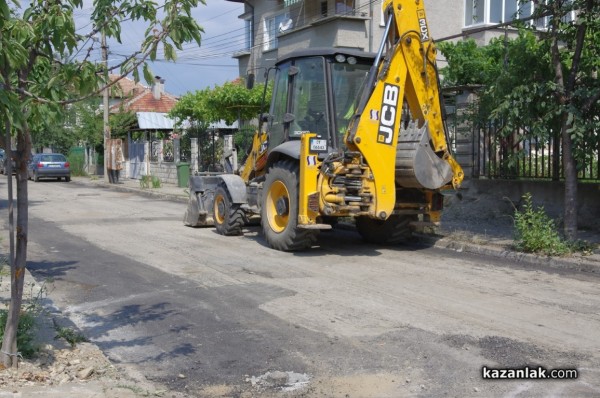 Започна асфалтиране на улици в квартала северно от Първи казармен район и ул.“Войнишка“ в Казанлък