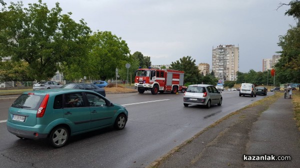 Бус се обърна до фабрика “Кремона“