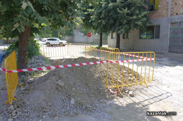 Започна асфалтиране на улици в квартала северно от Първи казармен район и ул.“Войнишка“ в Казанлък