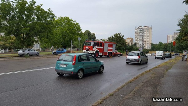 Бус се обърна до фабрика “Кремона“