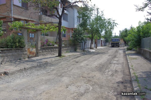 Започна асфалтиране на улици в квартала северно от Първи казармен район и ул.“Войнишка“ в Казанлък