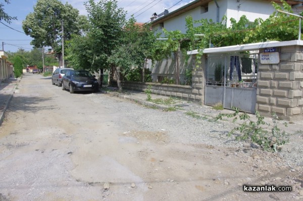 Започна асфалтиране на улици в квартала северно от Първи казармен район и ул.“Войнишка“ в Казанлък