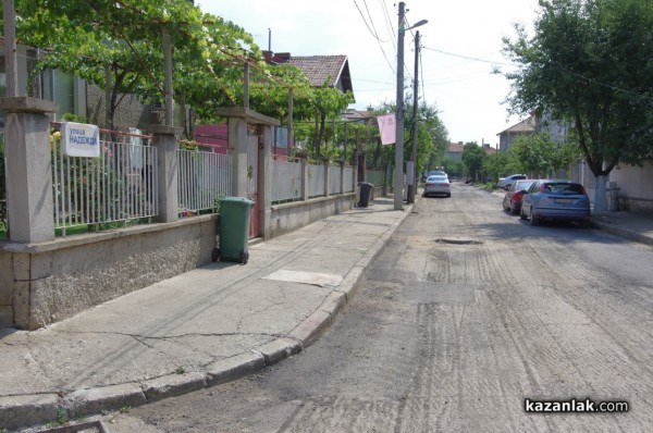 Започна асфалтиране на улици в квартала северно от Първи казармен район и ул.“Войнишка“ в Казанлък