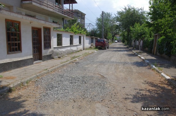 Започна асфалтиране на улици в квартала северно от Първи казармен район и ул.“Войнишка“ в Казанлък