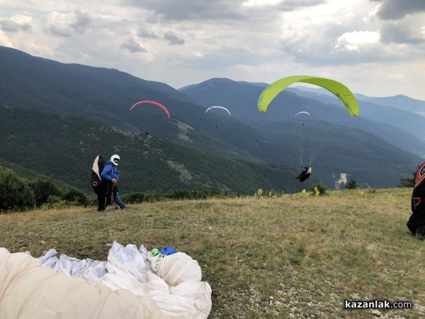 Ясен Савов грабна купата от националното по парапланеризъм в Казанлък