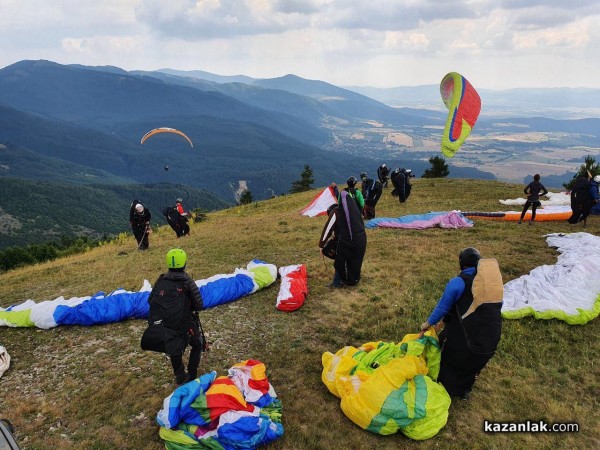 Ясен Савов грабна купата от националното по парапланеризъм в Казанлък