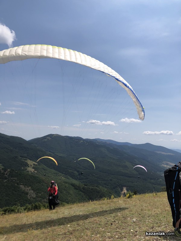 Ясен Савов грабна купата от националното по парапланеризъм в Казанлък