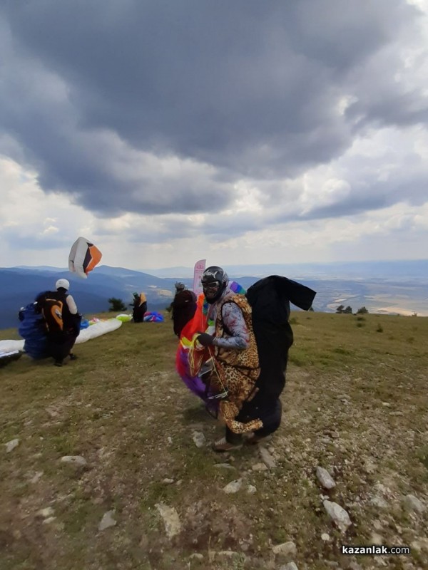 Ясен Савов грабна купата от националното по парапланеризъм в Казанлък