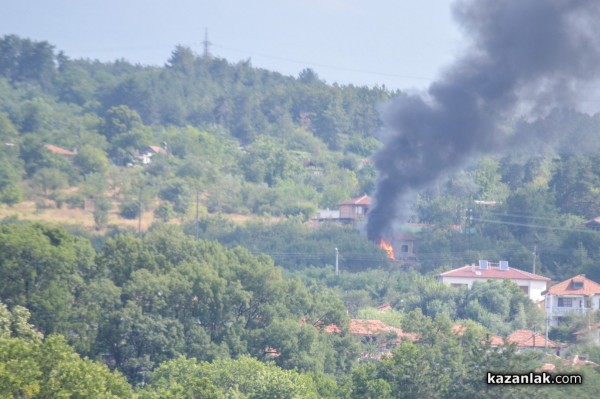 Пожар до Полицейската школа вдигна по тревога огнеборците