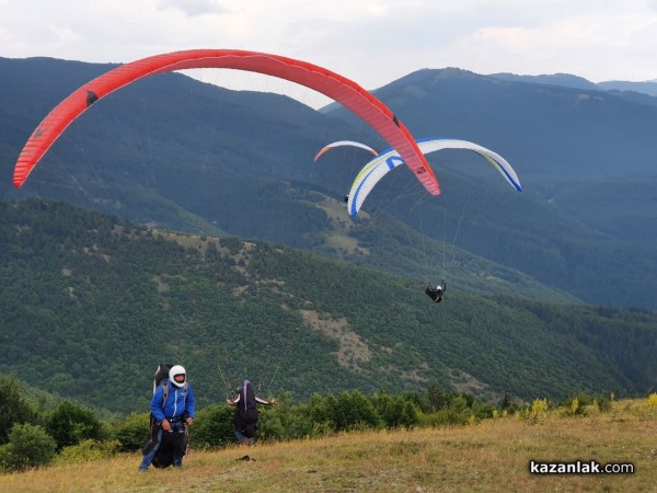 Ясен Савов грабна купата от националното по парапланеризъм в Казанлък