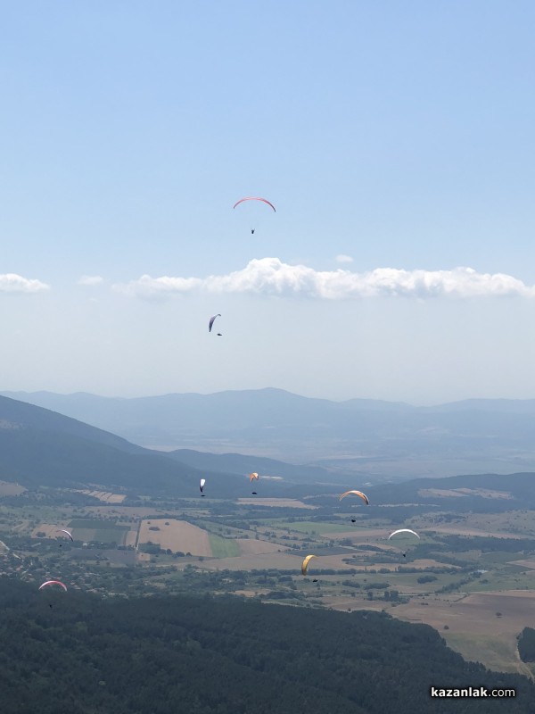 Ясен Савов грабна купата от националното по парапланеризъм в Казанлък