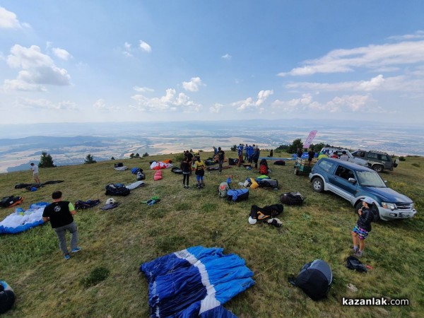 Ясен Савов грабна купата от националното по парапланеризъм в Казанлък