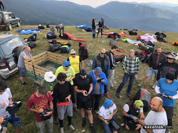 Ясен Савов грабна купата от националното по парапланеризъм в Казанлък