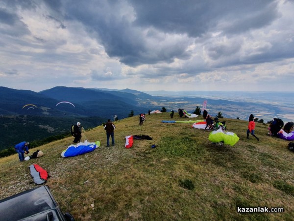 Ясен Савов грабна купата от националното по парапланеризъм в Казанлък