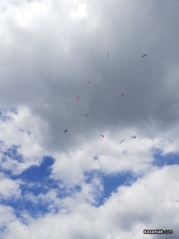 Ясен Савов грабна купата от националното по парапланеризъм в Казанлък