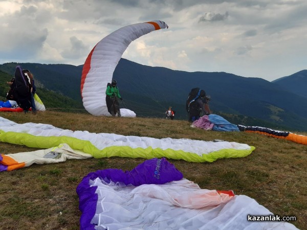 Ясен Савов грабна купата от националното по парапланеризъм в Казанлък