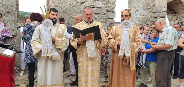 Потопената църква посрещна литургията укрепена и с нов под