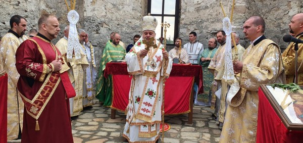 Потопената църква посрещна литургията укрепена и с нов под