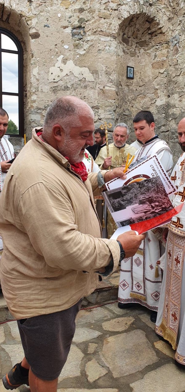 Потопената църква посрещна литургията укрепена и с нов под