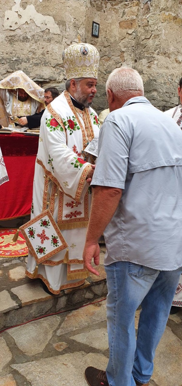 Потопената църква посрещна литургията укрепена и с нов под