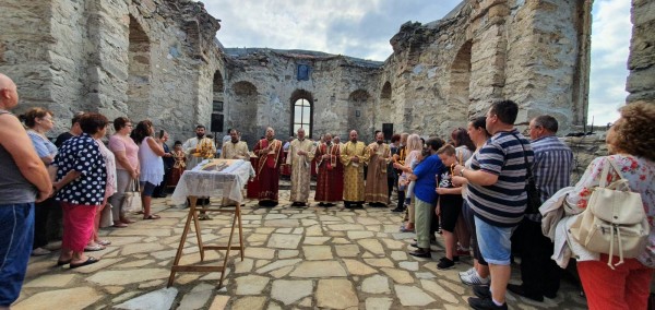 Потопената църква посрещна литургията укрепена и с нов под