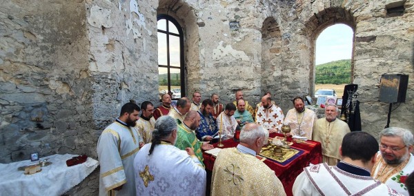 Потопената църква посрещна литургията укрепена и с нов под