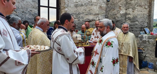Потопената църква посрещна литургията укрепена и с нов под