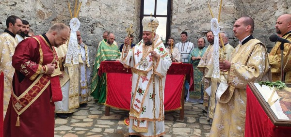 Потопената църква посрещна литургията укрепена и с нов под