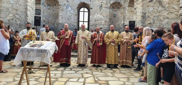 Потопената църква посрещна литургията укрепена и с нов под