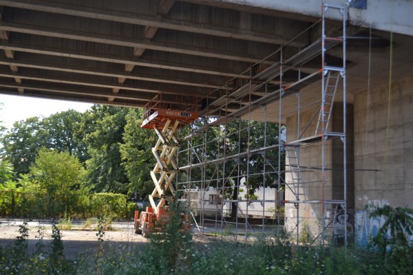 Демонтиране на парапети и ремонт на конструкцията затвориха пътното платно под надлеза