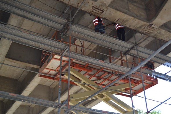 Демонтиране на парапети и ремонт на конструкцията затвориха пътното платно под надлеза