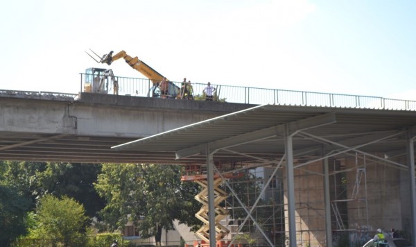 Демонтиране на парапети и ремонт на конструкцията затвориха пътното платно под надлеза
