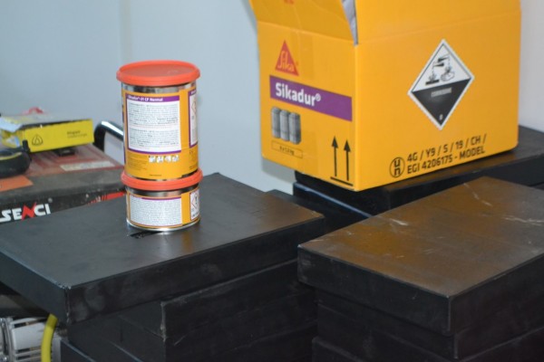 Демонтиране на парапети и ремонт на конструкцията затвориха пътното платно под надлеза