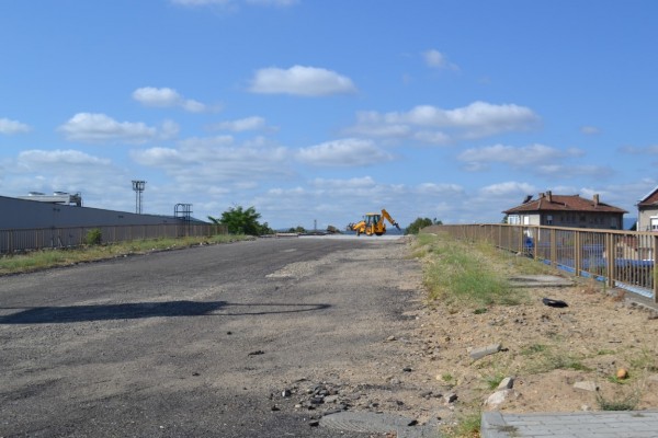 Демонтиране на парапети и ремонт на конструкцията затвориха пътното платно под надлеза