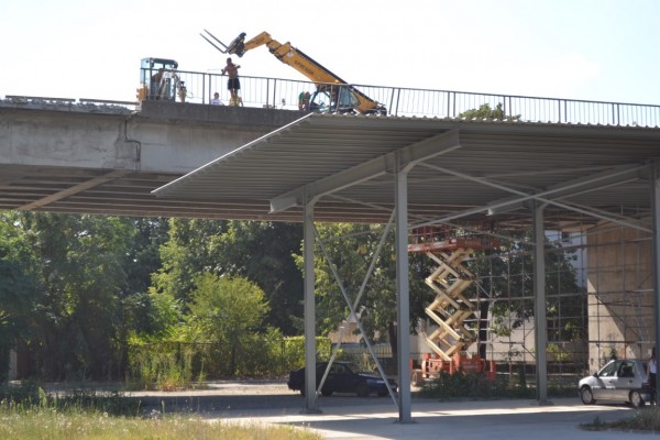Демонтиране на парапети и ремонт на конструкцията затвориха пътното платно под надлеза