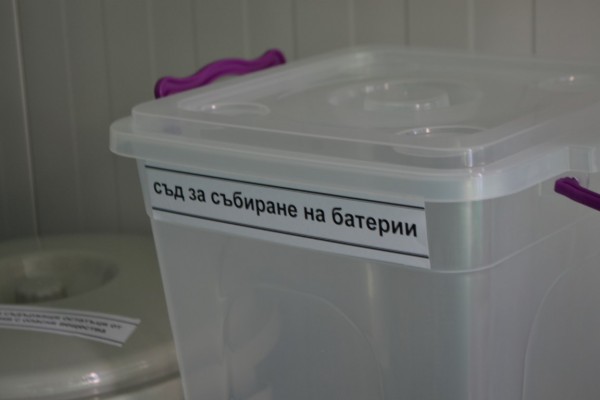 Мобилен център за разделно събиране на отпадъци заработи в Казанлък