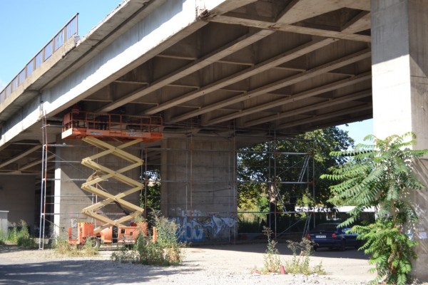 Демонтиране на парапети и ремонт на конструкцията затвориха пътното платно под надлеза