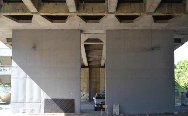 Демонтиране на парапети и ремонт на конструкцията затвориха пътното платно под надлеза