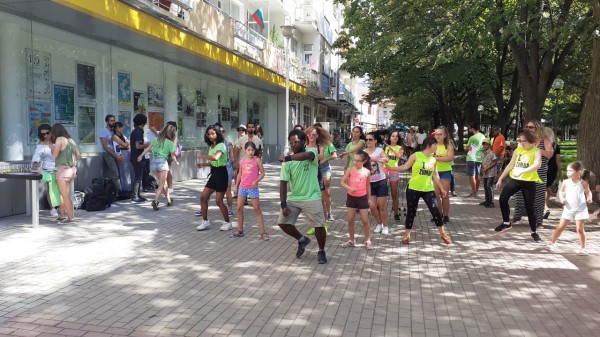 Десетият Еко фест завърши с изложба и танци в центъра на Казанлък