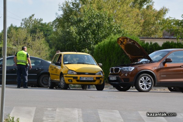 Такси отне предимство и блъсна БМВ до подлеза в Западното