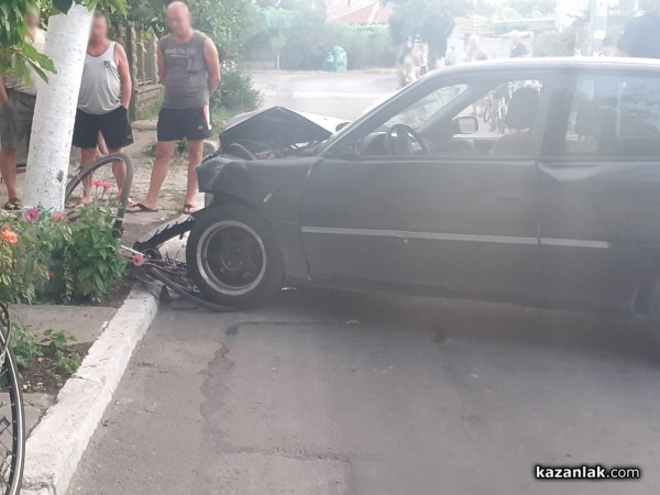 Подпийнал шофьор помете колело и се заби в гаражна врата