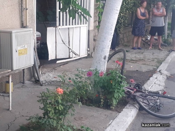 Подпийнал шофьор помете колело и се заби в гаражна врата