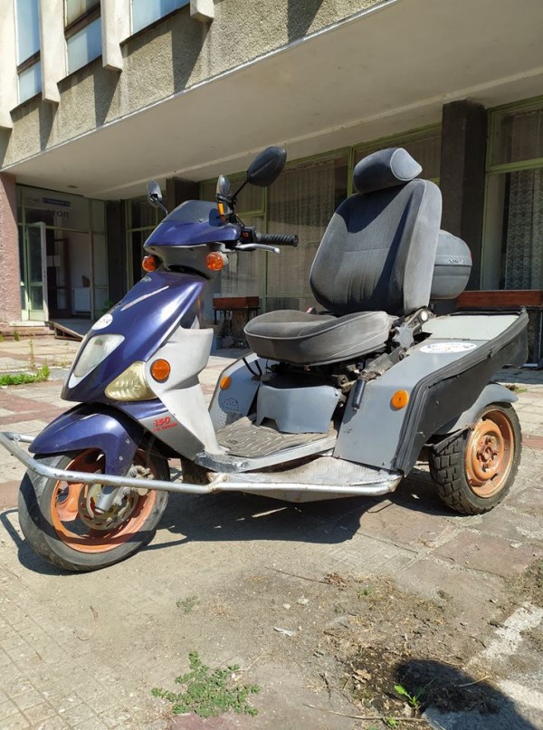 Кълвача дари триколка на мъж в неравностойно положение