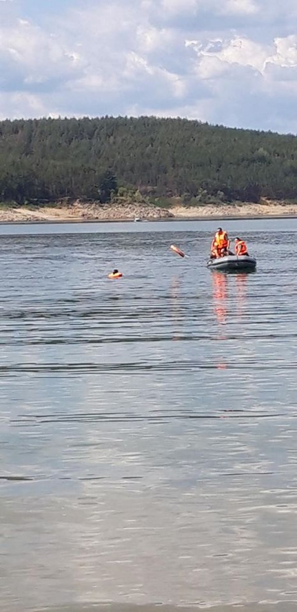 Военни усъвършенстват умения на яз. Копринка за оказване на помощ при наводнения