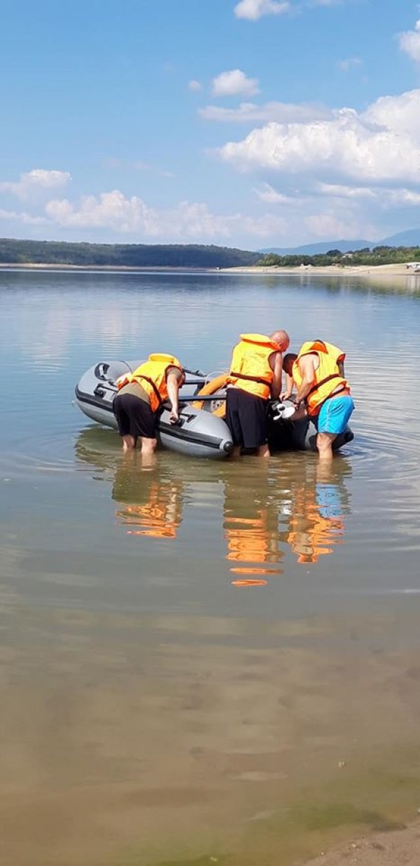 Военни усъвършенстват умения на яз. Копринка за оказване на помощ при наводнения
