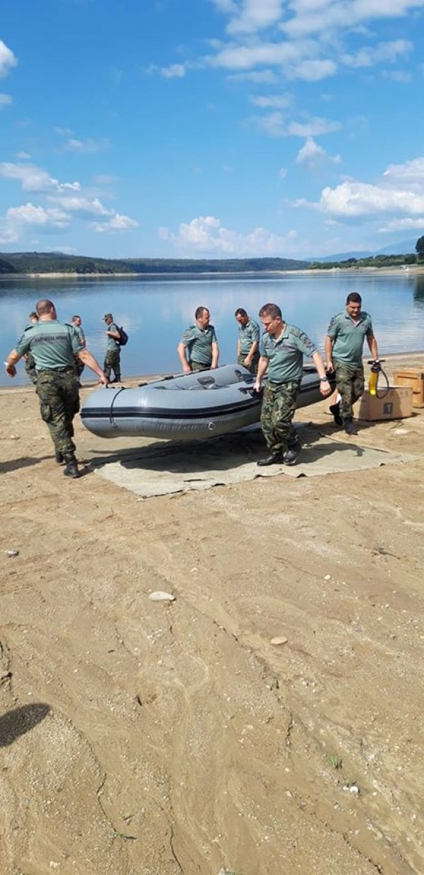 Военни усъвършенстват умения на яз. Копринка за оказване на помощ при наводнения