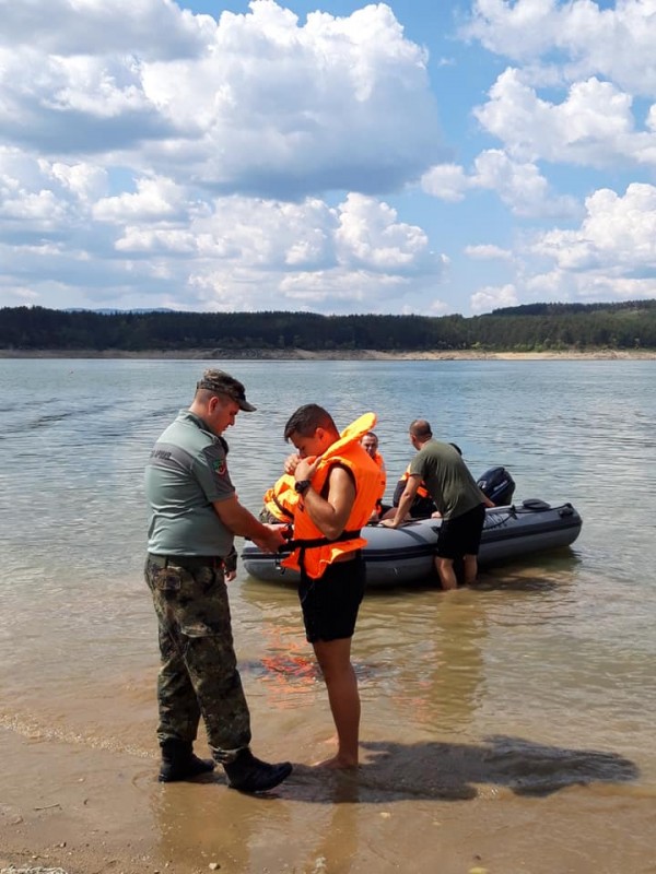 Военни усъвършенстват умения на яз. Копринка за оказване на помощ при наводнения