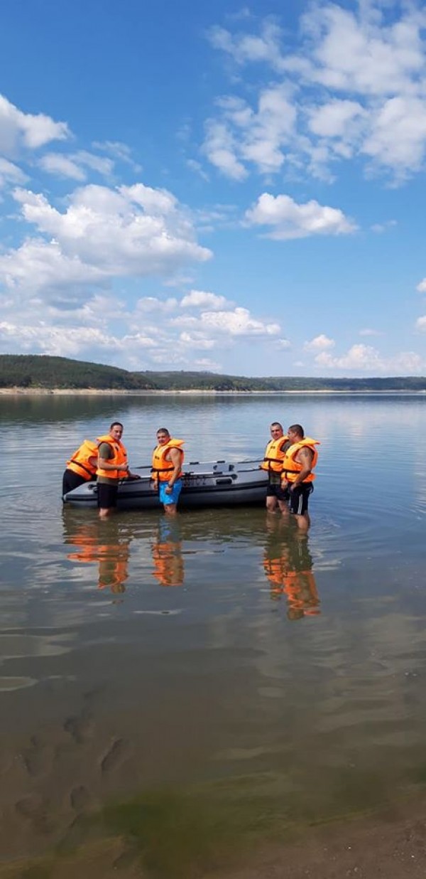 Военни усъвършенстват умения на яз. Копринка за оказване на помощ при наводнения