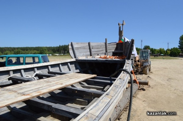 Екип от военноморското училище започна работа по кораба днес