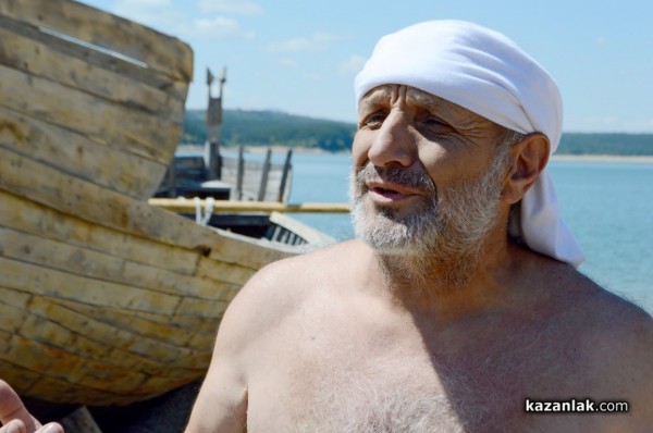 Екип от военноморското училище започна работа по кораба днес